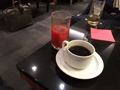 カードラウンジでトマトＪとコーヒーで、一服。