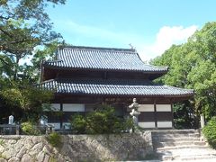 「観世音寺」に戻って来ました。
これが、講堂。いわゆる本堂で、福岡県指定文化財です。