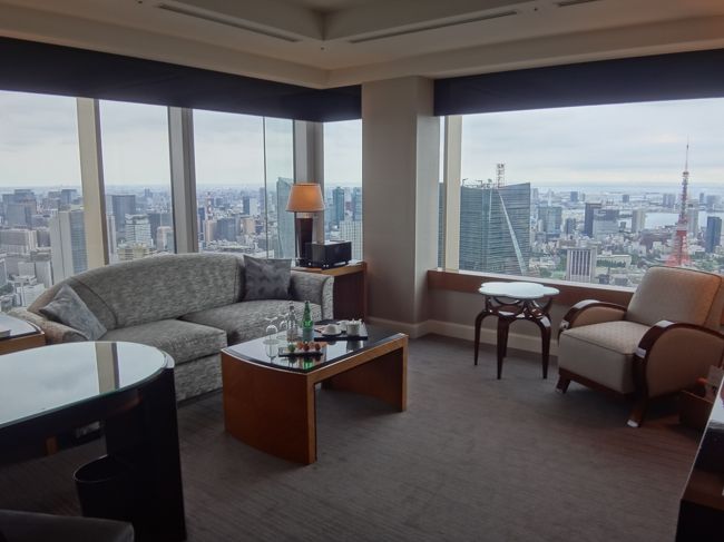 六本木のホテル ザ リッツ カールトン東京 宿泊記 クラブタワーデラックス から東京タワー 東京スカイツリーを望むコーナースイートルーム クラブミレニアスイート ビューバス付き に無料アップグレード 彡 クラブラウンジでのフードプレゼンテーション