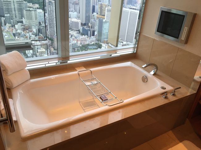 六本木のホテル ザ リッツ カールトン東京 宿泊記 クラブタワーデラックス から東京タワー 東京スカイツリーを望むコーナースイートルーム クラブミレニアスイート ビューバス付き に無料アップグレード 彡 クラブラウンジでのフードプレゼンテーション