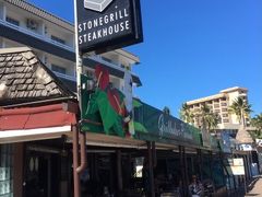 事前調査で評判の良かったレストラン「Stone Grill」。