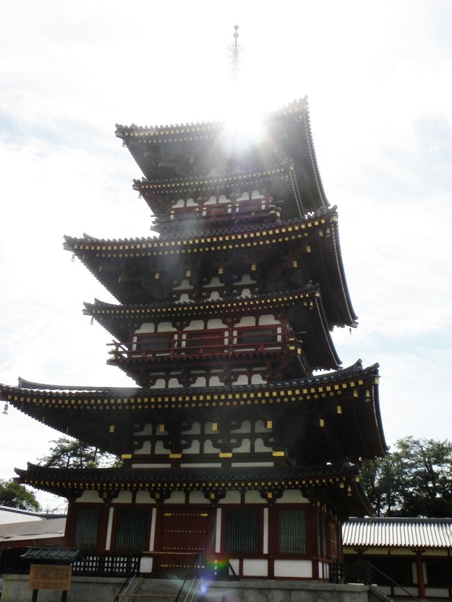 ただ今１５時１５分、薬師寺西塔の相輪に陽がさしています。