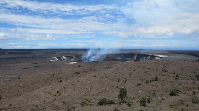 ハレマウマウ火口です。実物は雄大で人間のちっぽけさを<br />感じました。