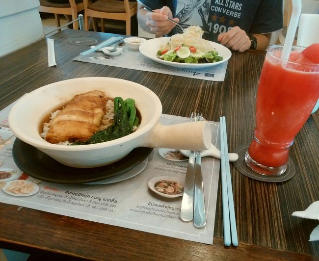 6日目。明日の朝の飛行機で帰るので、実質最終日です。<br /><br />朝ごはんを食べに、昨日と同じシーファーに来ました。<br />土曜日なので混んでいました。<br /><br />息子はお気に入りのコーヒーシェイクとエビチャーハン、母はスイカスムージーと土鍋ごはんです。<br />土鍋ごはんは、パリッと焼けた鶏肉と、醤油のしみたごはんにオコゲができておいしい♪<br /><br />お腹いっぱい(∩´∀`∩)