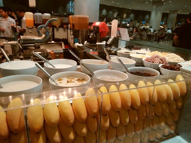 甘いものは別腹♪<br />サイアムパラゴンのフードコートでデザートを♪<br /><br />土曜日のこの日、10時過ぎはまだ空いていましたが、11時前にはすでに人でごった返していました。