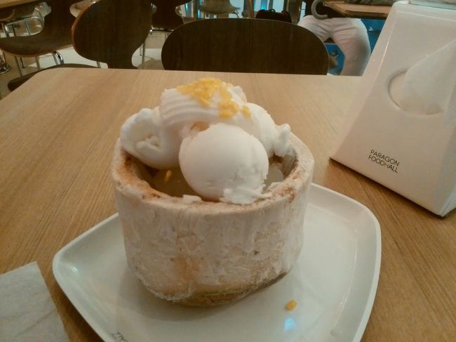 ココナッツアイス55バーツ。<br />ラビットカードで支払いました。<br /><br />ココナッツの器の底に甘いもち米と、甘い半透明の大きな豆のようなものが入っていました。<br /><br />カチカチに冷えたもち米が苦手なので、えーっと思ったのですが、食べてみるとおいしい<br />(・∀・)<br />ご飯が炊きたてだったのかな？<br /><br />アイスもココナッツが濃厚でおいしーい♪