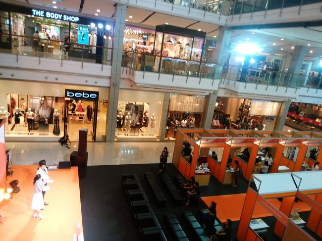 セントラルワールド、伊勢丹は、初めて来ました。<br />広い！<br />伊勢丹は日本そのものでした。<br /><br />パラゴンに比べてすいていますね。