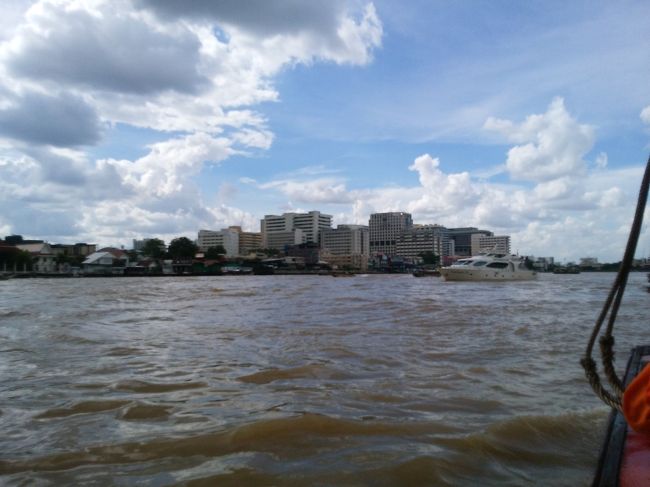 タクシーに5台くらい乗車拒否されました。<br />サイアム辺りは渋滞するから行きたくないのかな…<br /><br />では船とBTSで帰りましょう♪<br /><br />ワンラン船着場からサートーン船着場までオレンジフラッグの船で15バーツ。<br /><br />スリが多いそうなので、しっかりカバンを斜め掛けして守ります！<br />息子は買ったばかりのスマホを決して出しませんでした。