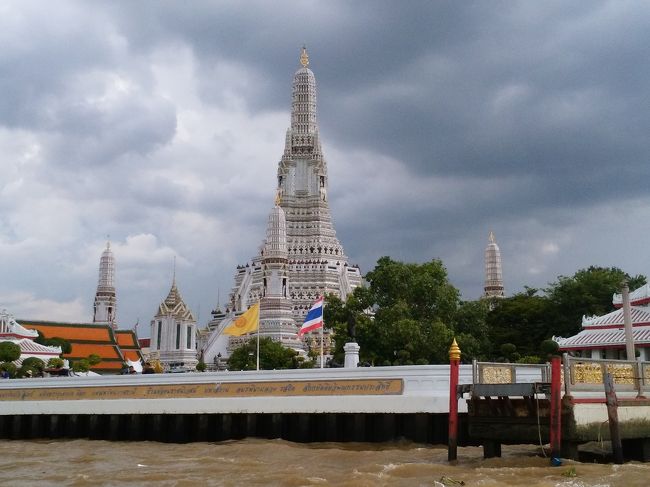 時々しぶきがかかります！<br />風が気持ちいい(＾∇＾)<br /><br />ワットアルン、修繕工事が終わったばかりで真っ白になっています。<br />まるで工事直後の姫路城みたい…<br /><br />ワットアルンに登った3年半前、まだ子供だった息子はあの急な階段を駆け下りたり、おサルのようでした。<br />ε=ε=(ﾉ≧∇≦)ﾉ<br />ほんと、大きくなったね(*^▽^*)<br />また、君と旅できて、母はうれしいよo(^-^)o<br /><br />ここからは、観光客がたくさん乗ってきて、ギューギューになりました。