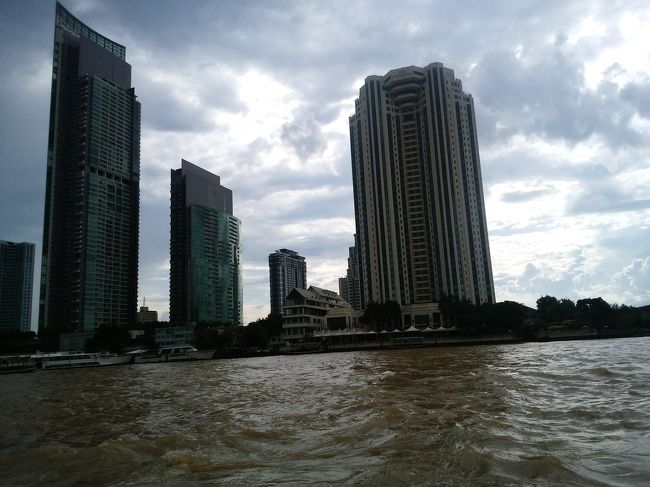 ペニンシュラホテル。<br /><br />サートーンはもうすぐ。<br /><br />雨が降りそうだね^^;