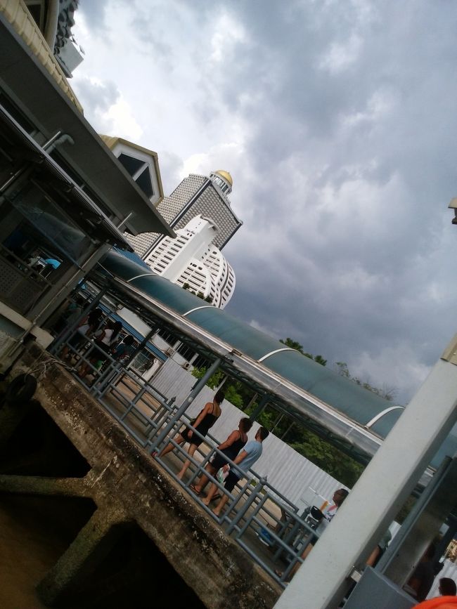 サートーンに着いた。<br /><br />ホテルボートの船着場より、BTSの駅から遠い所に着くのですね。<br /><br />雨が降りそうで降りません。