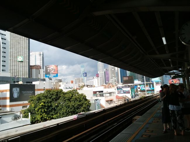 サパーンタクシン駅は柵が無いです。<br />この駅が廃止される話は無くなったのでしょうか…？