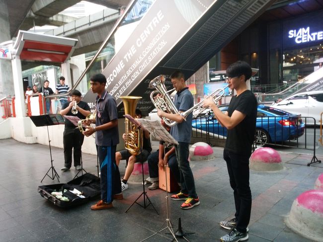 息子と同じくらいかなぁ？<br />頑張ってね～♪<br /><br />サイアムスクエアの露天で、娘たちに靴下やTシャツを買ったり、一人でプラプラ～