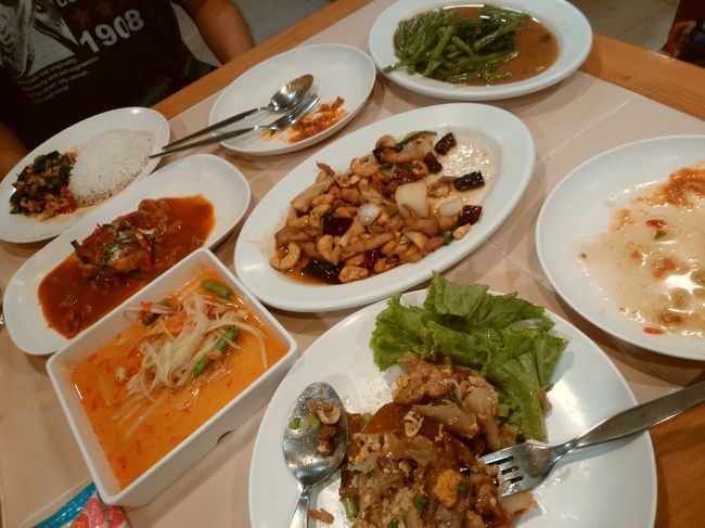 英語メニューから、トムカーガイだと思って注文したものは、ココナッツミルクのカレーでした。<br />なかなか辛い！<br /><br />息子はガパオライスを辛さそのままで注文したら、涙と鼻水が出るほど辛っ！<br />もう、残していいからと、エビチャーハンを追加注文したけど、結局、チャーハンができるのを待っている間に激辛ガパオライスを平らげていました(^◇^;)<br /><br />お腹いっぱいで、チャーハンはテイクアウェイ。<br /><br />レストランを出ると、ポツポツ雨が降っています。<br /><br />食のイベント会場で、お土産にドライマンゴーや、ココナッツキャンディーを買って帰りました。