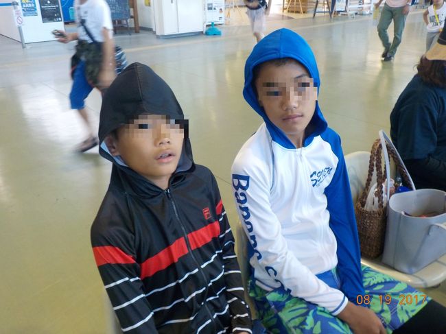 離島客船ターミナル<br />朝早くから大勢の人がいます。<br /><br />ねずみ小僧がふたり(笑)<br />