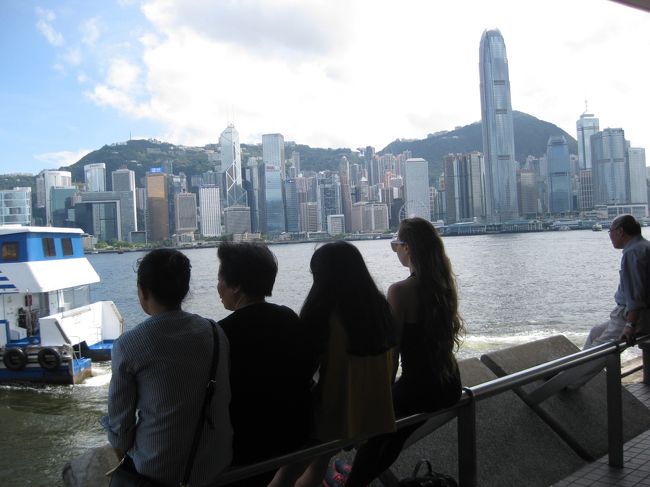 腰掛けてビクトリア湾を見つめ続ける人達が大勢いる。<br /><br />彼らはどこからやってきて、何を思い、何を願い、そして何処へ向かうのだろう。<br />