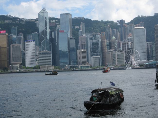 湾のごみを回収している小舟が近づいてきた。