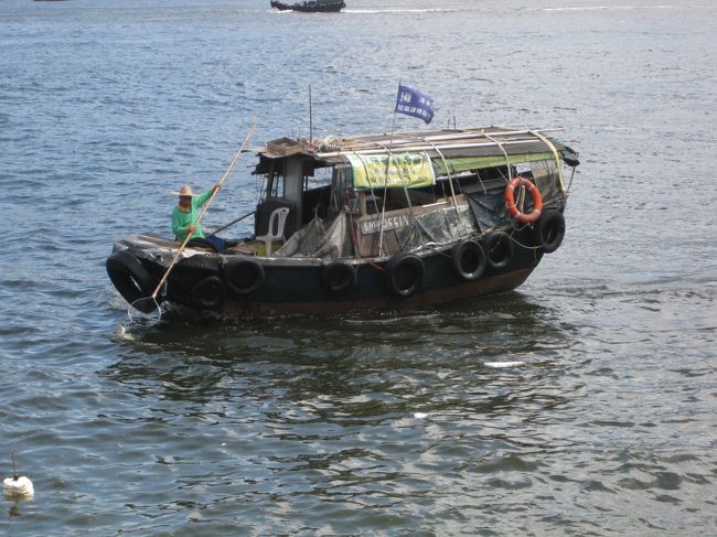 実は数年前に回収したゴミ袋の中に大量の米＄が入っていたことがあったとすれば<br /><br />彼は本当は大金持ちなのだ。もう一生遊んで暮らせるのに今日も勤勉な彼。<br /><br />そんな馬鹿な事を考えながら僕は久しぶりの香港を楽しんでいた。