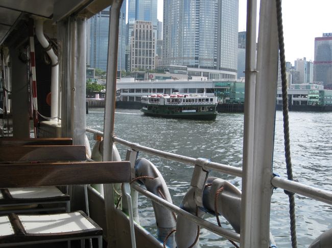 昼間のスターフェーリーは空いていた。いつものようにアッパーデッキの海側で背もたれの方向を変え席を取ると正面に美しい女性がほぼ同時に座った。<br /><br />お見合い状態で目が合ってお互い笑った。美しく眩しい笑顔だった。<br />彼女は背もたれの方向を変えていなかったのだ。