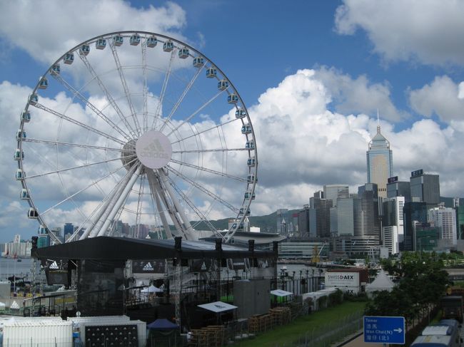 観覧車が見える付近で写真を写していた時だった。「写真をお撮りしましょうか？」と英語で話しかけられた。女性の声だ。<br /><br />振り返るとそこにはスターフェーリーでお見合い？をした彼女がちょっとはにかみながら立っていた。