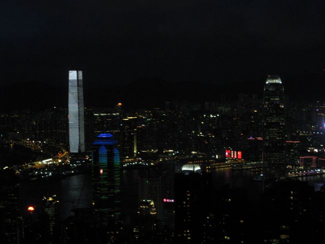 到着するとインド人の団体が反対側からやってきた。皆同じ緑のTシャツを着ている。<br />何かの会合で香港に来た人たちらしい。ピークは相変わらず人が多い。<br /><br />やがておしゃべりしすぎた僕たちはSKY100を見つめていた。