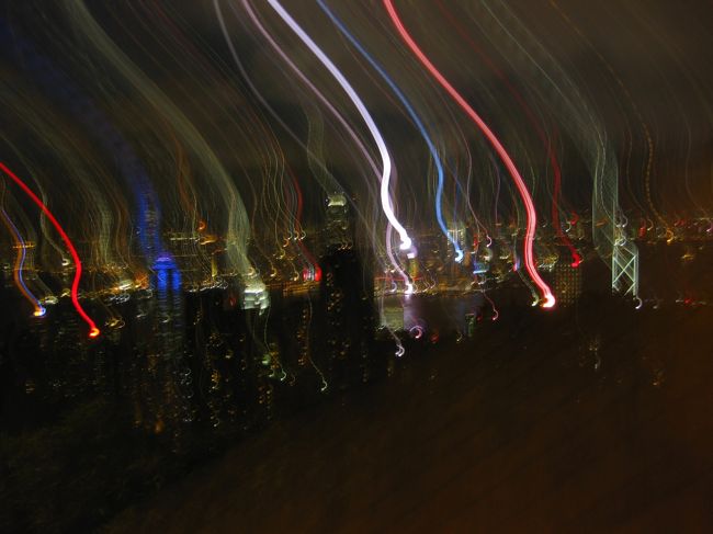 周辺にいた若いカップル達はネオンの光の渦にすっかり溶け落ちてしまったようだ。