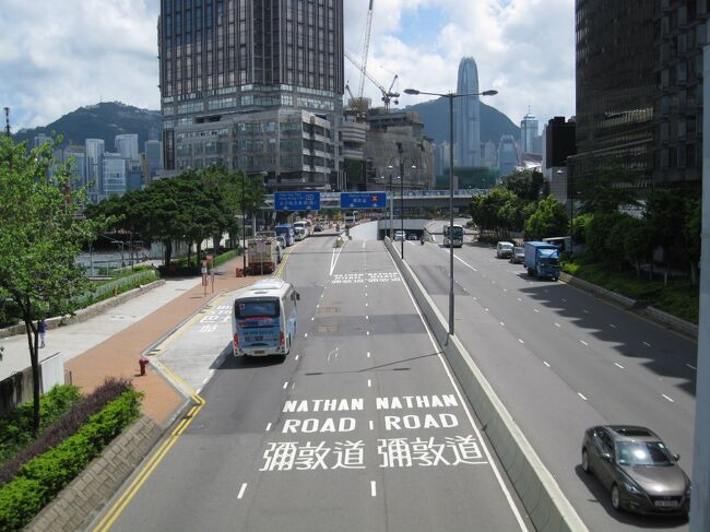 歩道橋からの景色も悪くない。確か夜のオープントップバスはこの道路を走る。<br />昔パンダバスに乗って、髪の毛がボサボサになって苦労した。