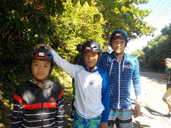 車で３０分ほど移動しましたが、あまり車とすれ違わないし、ほとんど建物もない。<br />さすが西表島！<br />さあ装備を整えて、スタートです。<br /><br />