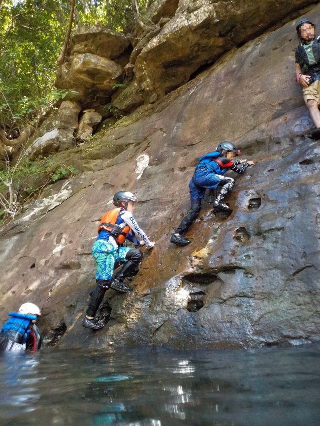 次は壁をよじ登ってジャンプ！