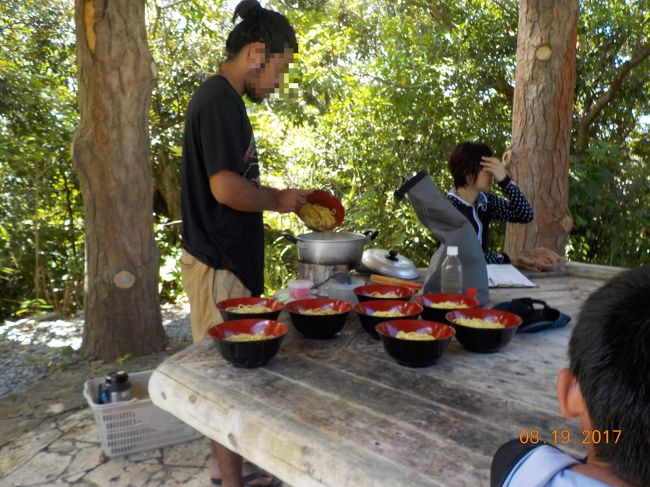 お昼は、今回のガイド「ケンちゃん」の手作りソーキそばです。<br /><br />