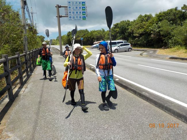 さて、午後はカヌーで川上りです。
