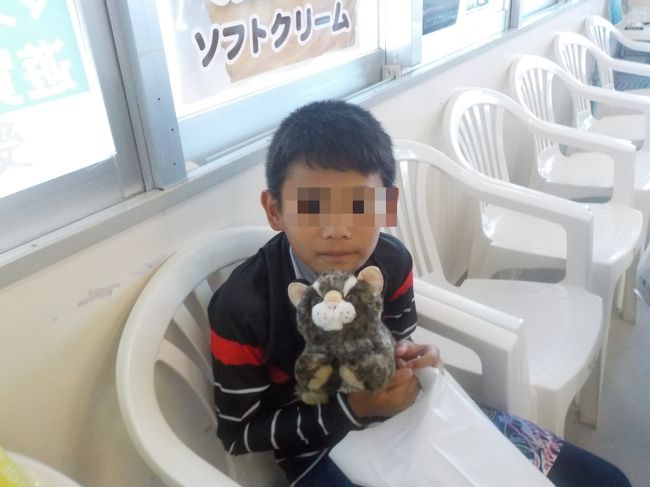 帰りの船にぴったりの時間でしたが、なぜか子供たちが急がない。<br />じゃあ、少し休憩してから次の便にしようとなりました。<br />目的はこれでした。<br /><br />