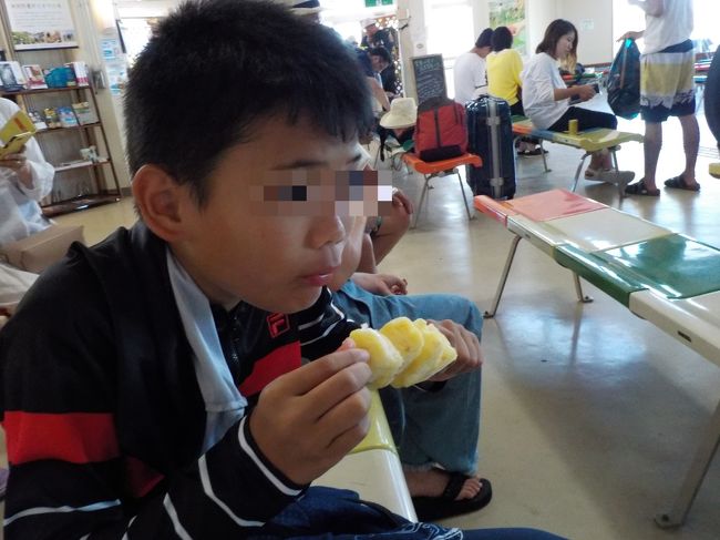 船を待つ間に冷凍パイン