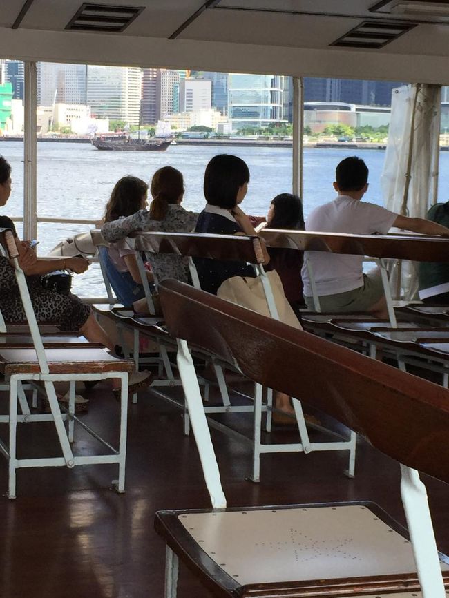 風が心地いい。僕が最も香港を感じる時だ。<br /><br />彼女もこの短い2.5ドルの贅沢な航海を楽しんでいるようだ。<br />