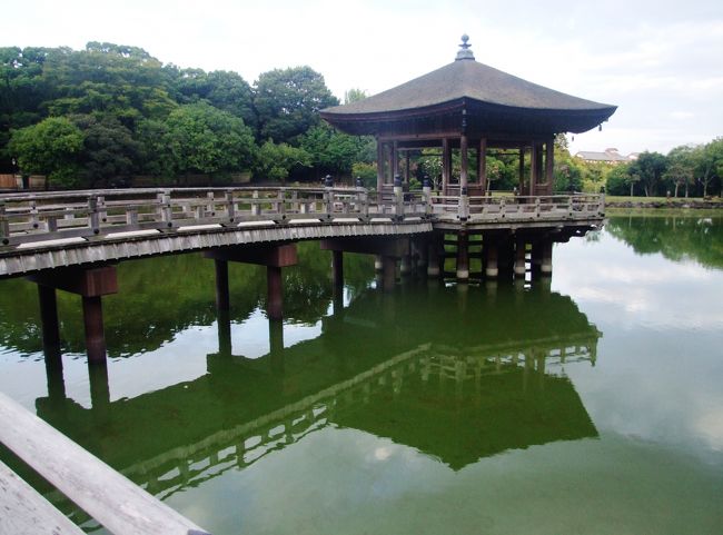 浮見堂、向こうが奈良ホテル