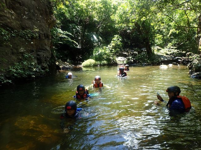 さらに川を下ります。<br />けっこう深いところもあります。<br />