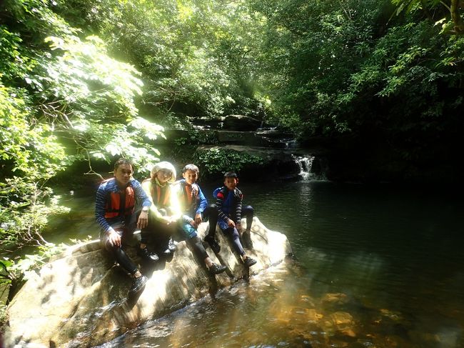 午後の目的地の滝に到着です。<br />涼しくて気持ちいい(^^)<br />