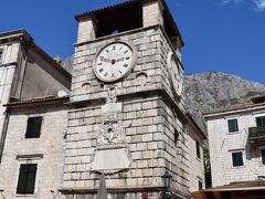 次にくぐってから見える正面の時計台。
こちらがどこに行くにも目印＆集合場所になるのかあ？
ここは人が多かった。