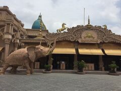 食後はインドのミュージカル会場へ。
チケット交換でモタモタしてると
運転手さんが心配して見にきてくれました。
優しい運転手さんです。