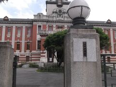 遠回りをしましたが、市政資料館に到着

外観もレトロな姿で、カメラを向けたくなります。
電線が気にならないのもうれしい

名城公園の一部として扱われている