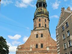 聖ヨハネ（ヤーニャ）教会を出て、夫婦二人でプラプラ歩き、聖ペテロ（ペーテラ）教会へ。

デカイ！！！