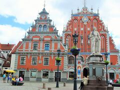 市庁舎前広場に来ました。