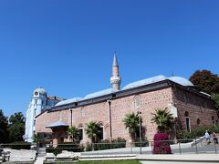 ダイヤモンド型の模様が美しいミナレットがあるジュマヤ・ジャーミヤがあります。
このイスラム寺院は14世紀に建てられました。