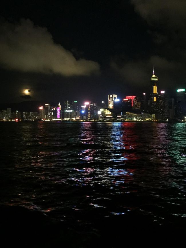 ビクトリア湾に月が出てきていた。<br />夜の航海は旅人をロマンチックな気分にさせてくれる。