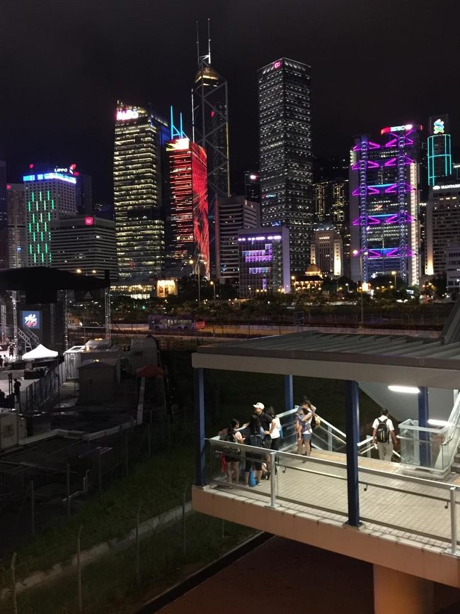 色が鮮やかに変化していくビル群は見ていて飽きないのだ。