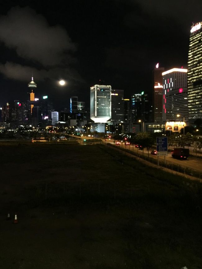 月がとっても青いから遠回りして帰ろう　そんな歌謡曲があったらしいが僕は知らない。