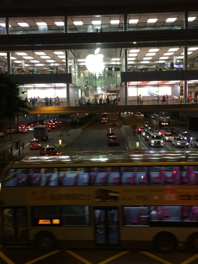 Appleのショップを右手に見ながら僕たちはセントラルの交差点を目指す。