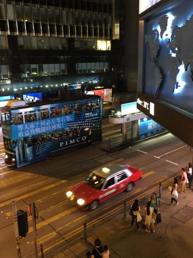 交差点まで来ると投資会社の広告を載せたブルーのトラムが来た。<br />等入市？何必左等右等　収益良とかなんとか書いてあるが、<br /><br />今夜の僕にはあなたならどうする？と問われているように思える。<br /><br />僕たちはタクシーを拾いピークに向かう。<br /><br />ピークに登るのは何年ぶりだろう。