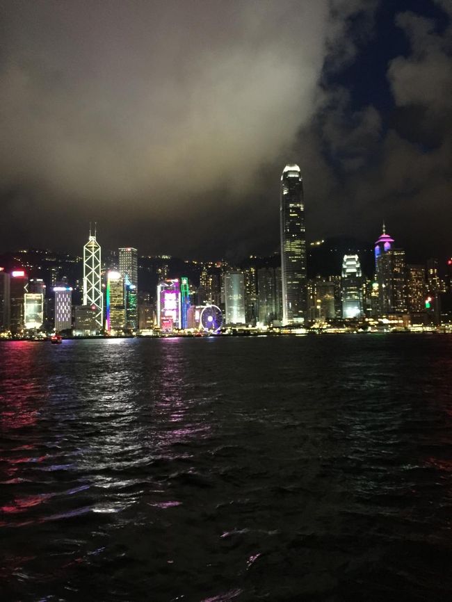 待ち合わせたペニンシュラのロビーから僕たちはフェリー乗り場に向かい、今スターフェリーのアッパーデッキにいる。