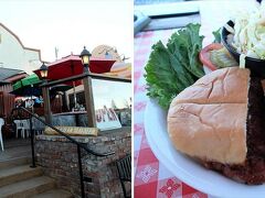 この日の夕食に行ってみたボディ・マイクズ・バーベキュー。
このお店もリー・バイニングの町にあって、パノラマ街道（国道395号線）に面しているため、通りかかれば目に入ります。
気候・天候がいい時には、屋外席に陣取るのがお勧め。

夕食用にはボリュームがありそうなリブやステーキ、チキンのグリルなどもありましたが、それほどお腹は空いていなかったのでBBQハンバーガー（9.75ドル）とサラダをオーダーしてシェア。
味はなかなか良くても、付け合わせも多くて食べきれないほど。
